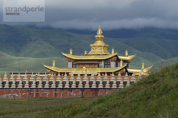 Goldene Dächer und Chörten eines tibetischen Klosters im Grasland von Tagong nahe dem Schneeberg Mount Zhara Lhatse  5820m  Kloster Lhagang  Lhagang Gompa  Tagong  Sichuan  China  Asien