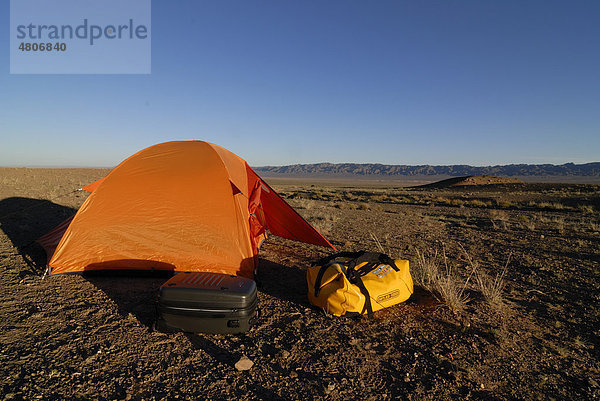 Zeltlager mit Trekkingzelt und Outdoor Equipment in der Wüste Gobi  Khorgoryn Els  Gurvan Saikhan Nationalpark  Ömnögov Aimak  Mongolei  Asien