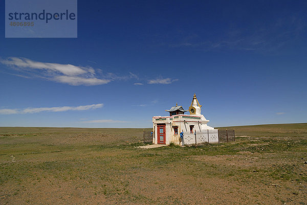 Buddhistischer Stupa mit Manisteinen in kleiner Klosteranlage in der Wüste Gobi  Dundgovi Aimak  Mongolei  Asien