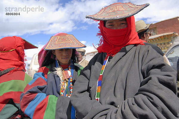 Tibetische Frauen mit traditioneller Kopfbedeckung  Fellmütze und Schirmmützen  einer Pilgergruppe bei einer Pilgerfahrt am See Manasarovar in der näheren Umgebung des heiligen Berges Mount Kailash  oder tibetisch Kang Rinpoche  Provinz Ngari  Westtibet  Himalaya  Tibet  China  Asien