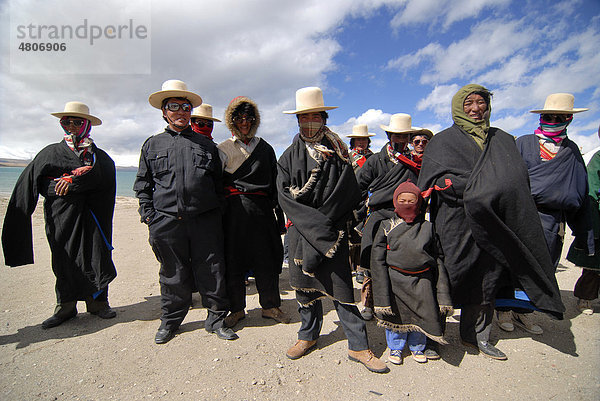 Tibetische Männer und Kinder einer Pilgergruppe bei einer Pilgerfahrt am See Manasarovar in der näheren Umgebung des heiligen Berges Mount Kailash  oder tibetisch Kang Rinpoche  Provinz Ngari  Westtibet  Himalaya  Tibet  China  Asien