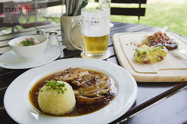 Schweinebraten mit Kartoffelknödel und Bier  bayerisches Essen  Bayern  Deutschland  Europa