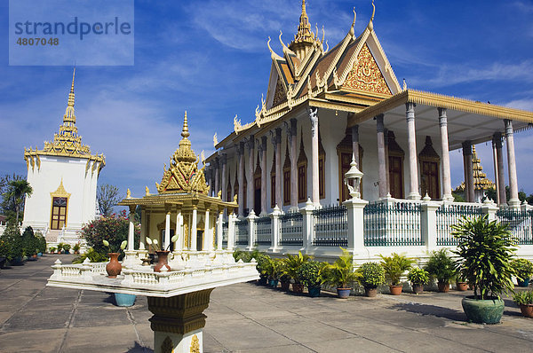 Geisterhäuschen und Silberpagode  Königspalast  Phnom Penh  Kambodscha  Indochina  Südostasien  Asien