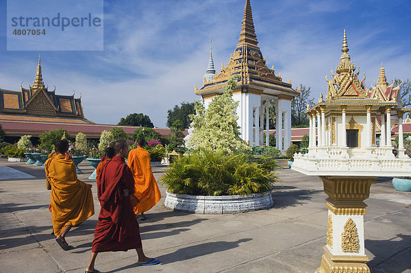 Buddhistische Mönche im Königspalast  Phnom Penh  Kambodscha  Indochina  Südostasien  Asien