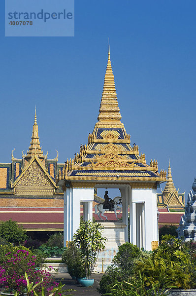 Reiterstandbild von König Norodom  Königspalast  Phnom Penh  Kambodscha  Indochina  Südostasien  Asien