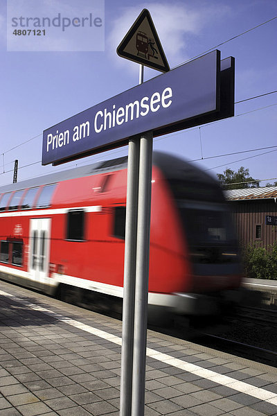 Zug am Bahnhof Prien am Chiemsee  Chiemgau  Bayern  Deutschland  Europa