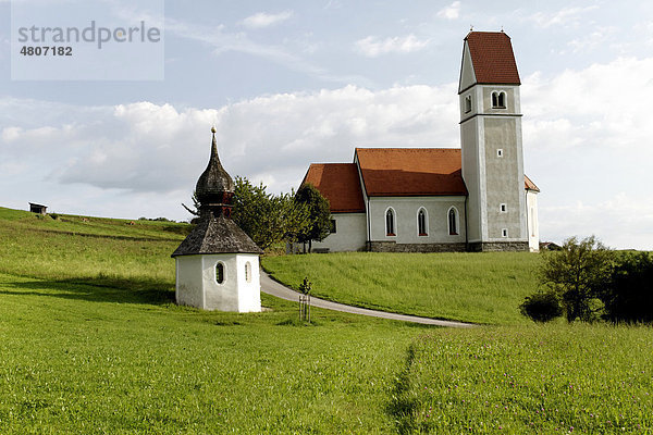 Taufkapelle und Wallfahrtskirche St. Florian  15. Jahrhundert  Chiemgau  Oberbayern  Bayern  Deutschland  Europa