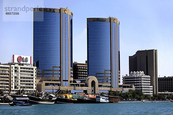 Deira Twin Towers oder Rolex Towers  Boote auf dem Dubai Creek  Stadt Dubai  Dubai  Vereinigte Arabische Emirate  Naher Osten