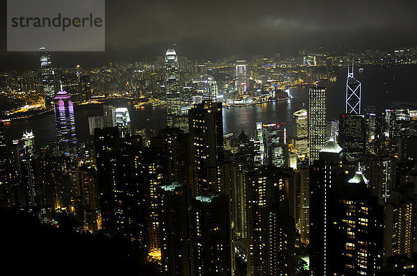 Skyline bei Nacht  Hongkong  China  Asien