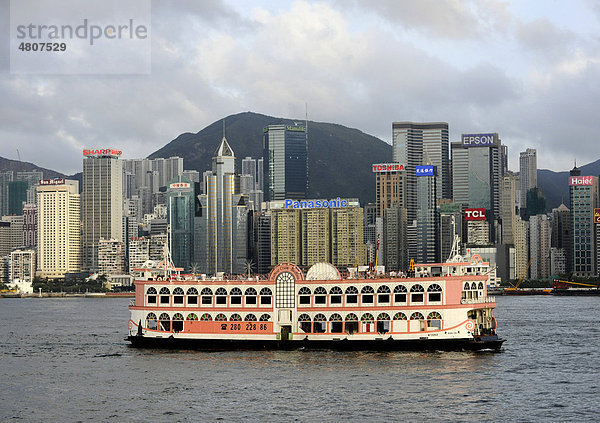 Schiff und Skyline  Hongkong  China  Asien