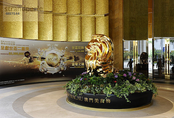 Goldener Löwen beim Eingang ins MGM in Macao  China  Asien