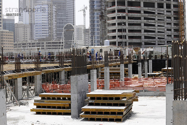 Bauarbeiter auf einer großen Baustelle  Dubai  Vereinigte Arabische Emirate  Naher Osten
