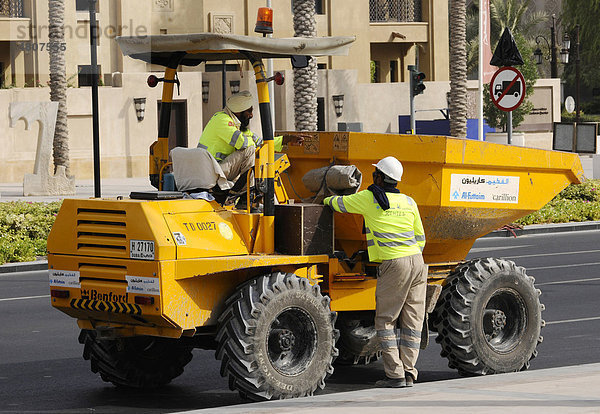 Bauarbeiter plaudern miteinander  Dubai  Vereinigte Arabische Emirate  Naher Osten