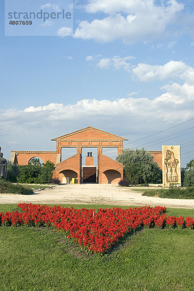 Haupteingang  roter Stern aus Blumen im Statuenpark  Memento Park  Szoborpark  Budapest  Ungarn  Europa