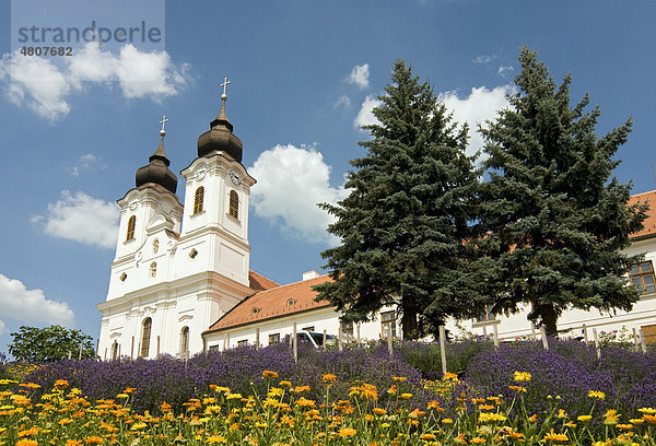 Barockkirche und das Kloster der Benediktiner-Abtei in Tihany  Balaton Region  Ungarn  Europa