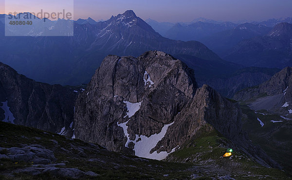 Bergpanorama mit Biwakzelt am Abend  Mittelberg  Kleinwalsertal  Allgäuer Alpen  Östereich  Europa