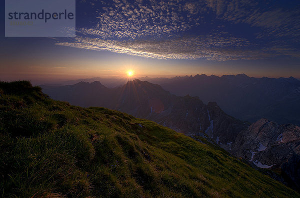 Bergpanorama bei Sonnenuntergang  Mittelberg  Kleinwalsertal  Allgäuer Alpen  Östereich  Europa