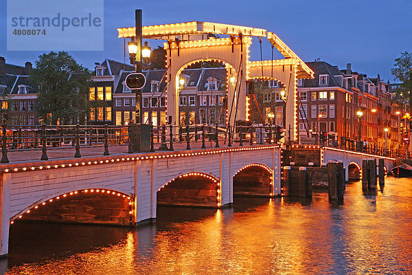 Die Magere Brug im Abendlicht  Amsterdam  Niederlande  Europe
