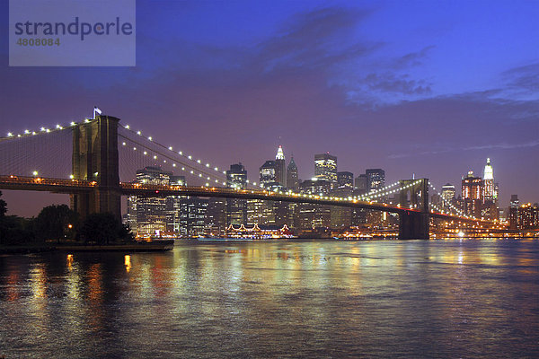 Abendliche Brooklyn Bridge vor der Skyline von Manhattan  New York  USA  Amerika