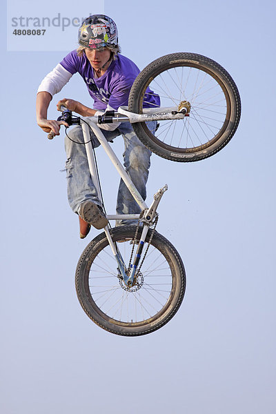 Jugendlicher Biker springt