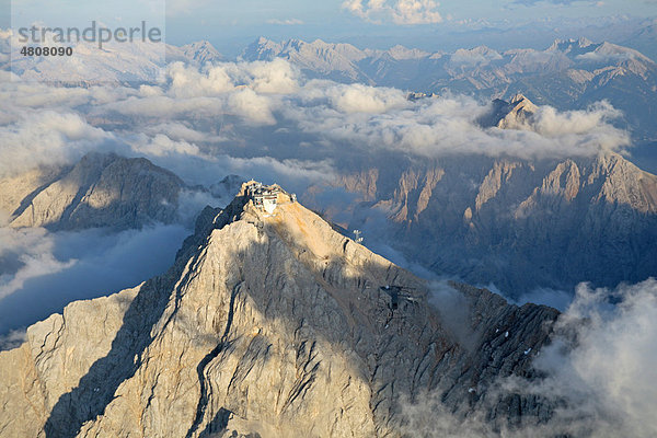 Luftaufnahme der Zugspitze und benachbarter Gipfel  Alpen  Bayern  Deutschland  Europa