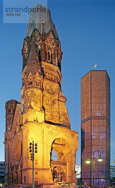 Beleuchtete Kaiser Wilhelm Gedächtniskirche  Berlin  Deutschland  Europa