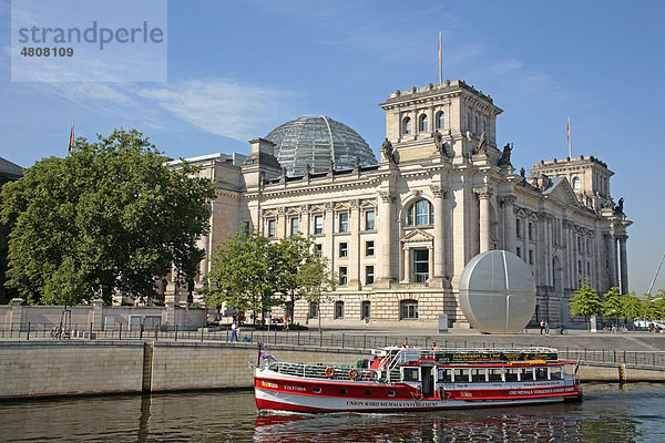 Ausflugsboot auf der Spree vor dem Reichstag  Regierungsviertel  Berlin  Deutschland  Europa