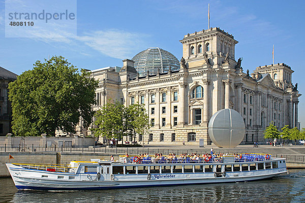 Ausflugsboot auf der Spree vor dem Reichstag  Regierungsviertel  Berlin  Deutschland  Europa