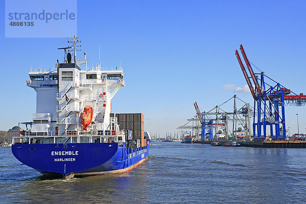 Containerschiff läuft in den Containerhafen ein  Hamburg  Deutschland  Europa