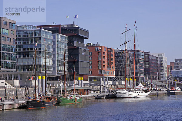 Segelschiffe und moderne Gebäude  Traditionsschiffhafen am Sandtorkai  HafenCity  Hamburg  Deutschland  Europa