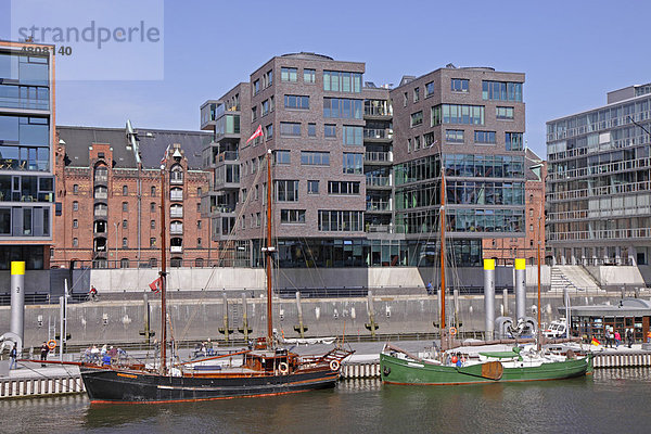 Segelschiffe und moderne Gebäude  Traditionsschiffhafen am Sandtorkai  HafenCity  Hamburg  Deutschland  Europa