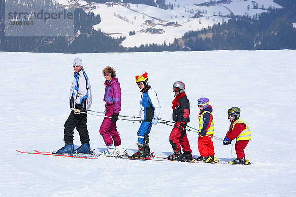 Junge Familie beim Skilaufen  Reiteralm  Steiermark  Österreich  Alpen  Europa