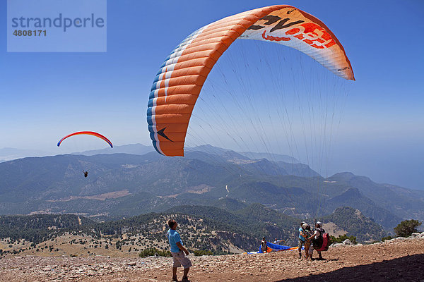 Paragliding vom Berg Baba Dagi zur Ölüdeniz-Bucht bei Fethiye  türkische Westküste  Türkei  Asien