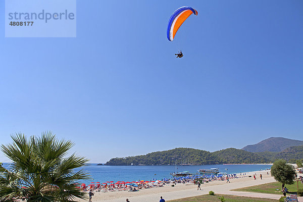 Paraglider  Ölüdeniz-Bucht bei Fethiye  türkische Westküste  Türkei  Asien