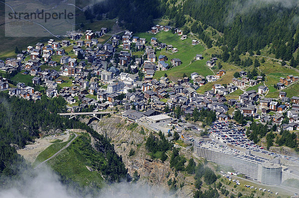 Sicht auf das Dorf Saas Fee  Wallis  Schweiz  Europa