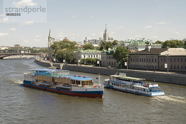 Ausflugsboote auf der Moskwa  Moskau  Russland