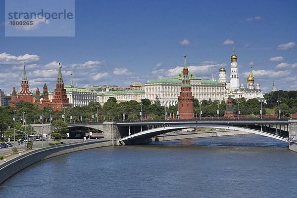 Blick auf die Große Steinerne Brücke  Bolshoy Kamenny Most  und den Kreml  Moskau  Russland