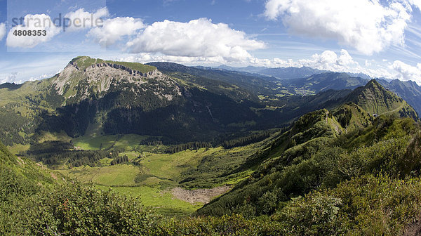 Blick auf den Hohen Ifen  das Walmendinger Horn und ins Schwarzwassertal  Allgäu  Kleinwalsertal  Vorarlberg  Österreich  Europa