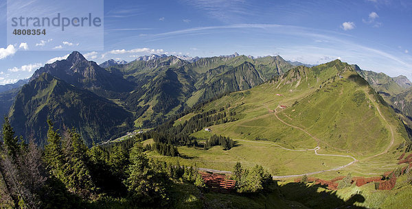 Blick vom Walmendinger Horn auf den Widderstein und den Muttelbergkopf  Allgäu  Kleinwalsertal  Vorarlberg  Österreich  Europa