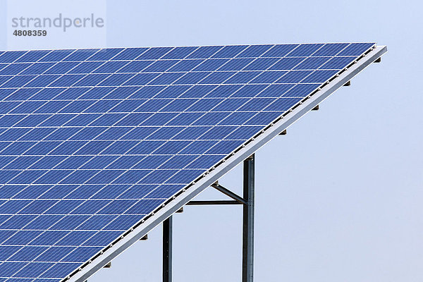 Solaranlage mit Solarmodulen bei Plattling  Bayern  Deutschland  Europa