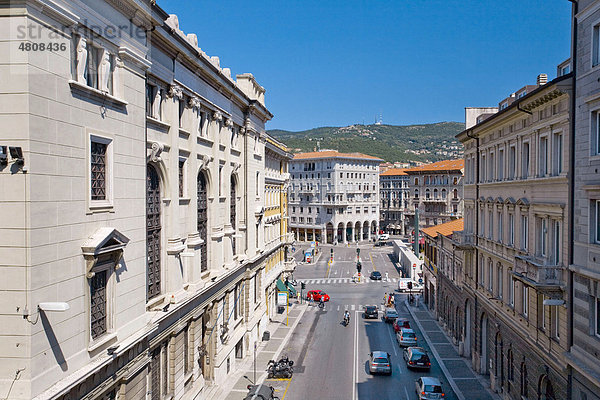 Straßenansicht von oben  nord-italienische Häuser in Richtung Piazza Goldoni  Triest  Italien  Europa