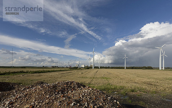 Windkraftanlage  Windräder auf einem Feld  vorne Kies  Husum  Schleswig-Holstein  Deutschland  Europa