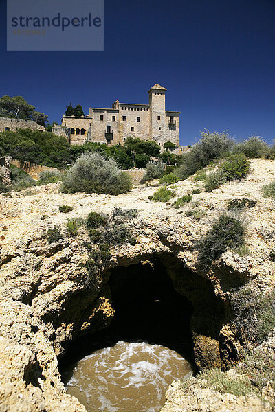 Felsformation for einer Burg bei Torredembarra  Katalonien  Spanien  Europa