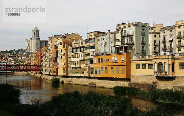 Stadtansicht mit Fluss Onyar  Girona  Katalonien  Spanien  Europa