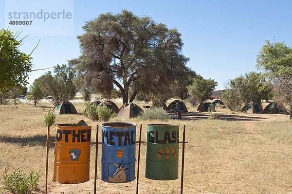 Abfall-Recycling auf dem Zeltplatz in Sesriem  Naukluft Park  Namib-Wüste  Namibia  Afrika