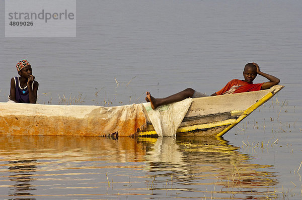Zwei Fischerjungen in einem Einbaum  Nyumba ya Mungu Reservoir Stausee  Tansania  Afrika