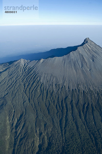 Luftbild  Vulkan Mount Meru im Norden von Tansania  Afrika