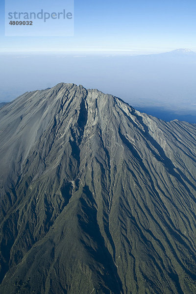 Luftbild  Vulkan Mount Meru  hinten der Kilimanjaro  Norden von Tansania  Afrika