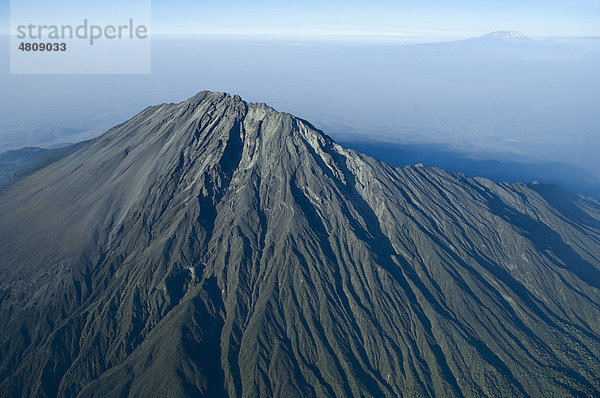 Luftbild  Vulkan Mount Meru  hinten der Kilimanjaro  Norden von Tansania  Afrika