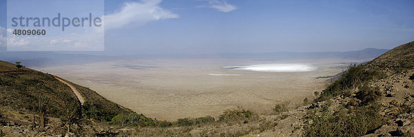 Panorama von der Seneto-Einfahrt in der Trockenzeit  Ngorongoro-Krater  Tansania  Afrika